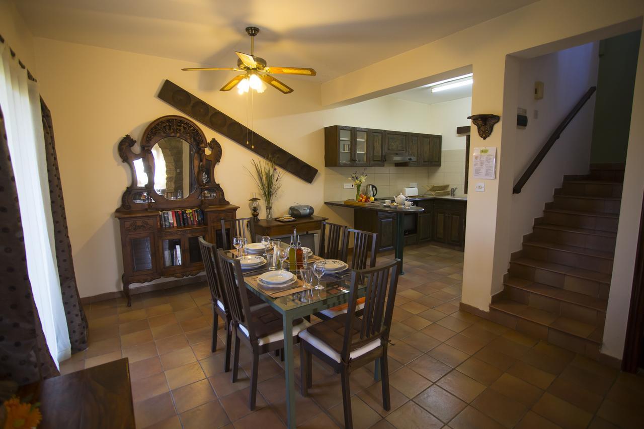 George Houses Pentakomo Rum bild